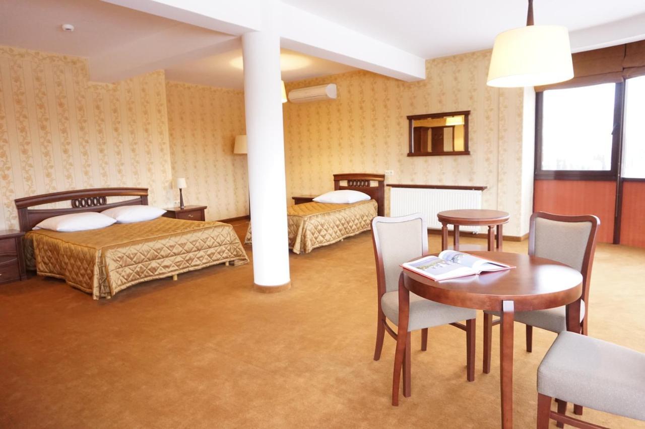 Hotel Mistral Marki  Exterior photo